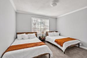 2BR Farmhouse Apt Near Everything - 2nd Floor