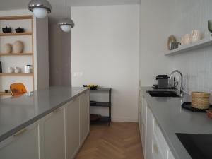 Beautiful bright apartment near Champs Elysées