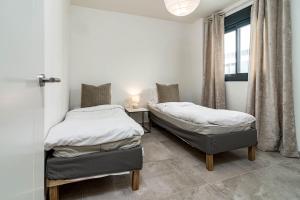 INF4.5P- modern 3 bed city apartment next to beach