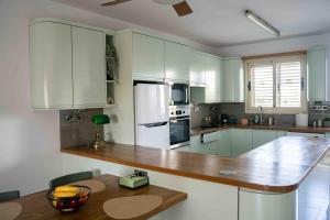 Sunshine Royal - Prime Location Paphos with Pool