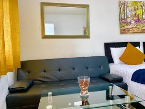 London Studio Apartments, Private Bathroom, Kitchenette, Parking, NP2