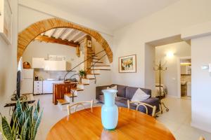 GuestHost - Porta Romana Lovely Apartments with Parking