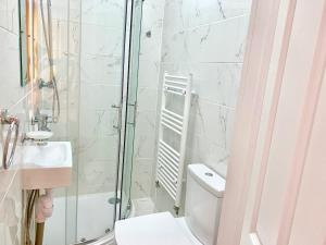 London Studio Apartments, Private Bathroom, Kitchenette, Parking, NP5