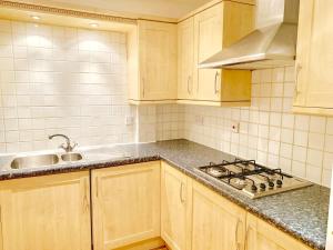2 Bedrooms Modern Central London Apartment, Full Kitchen, 5 minutes Tube Station