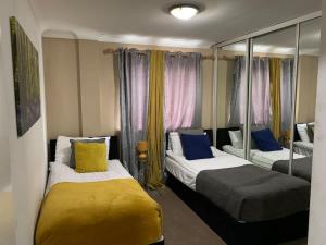 2 Bedrooms Modern Central London Apartment, Full Kitchen, 5 minutes Tube Station