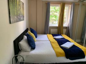 2 Bedrooms Modern Central London Apartment, Full Kitchen, 5 minutes Tube Station