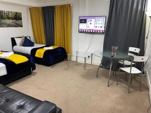 2 Bedrooms Modern Central London Apartment, Full Kitchen, 5 minutes Tube Station