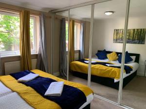 2 Bedrooms Modern Central London Apartment, Full Kitchen, 5 minutes Tube Station