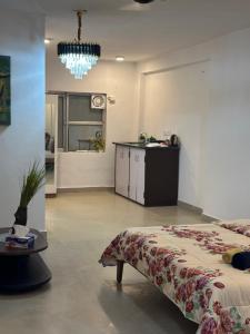 Qutub cinema loft with bathtub