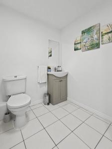 Entire home Sleeps 5 guest 5 mins fromMCR City