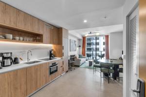 Stylish Urban 1BR Downtown Rooftop Pool & Views