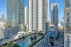 Stylish Urban 1BR Downtown Rooftop Pool & Views
