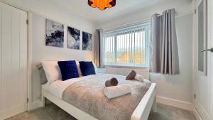 Stylish 2 Bedroom Home in Quiet Neighbourhood with 3 Beds and Free Parking