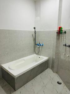 Qutub cinema loft with bathtub