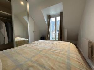 Bright 2BR with Balcony Chic Paris