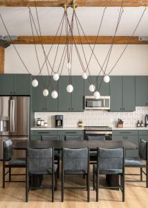 Eclectic Artisan Loft With Pvt Parking - The Luminaire