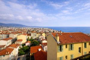 Bright 50 m apartment with balcony