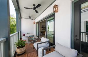 Luxe Downtown 4 Bed with Porch Parking & Bikes