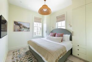 Luxe Downtown 4 Bed with Porch Parking & Bikes