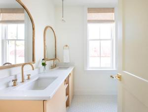 Luxe Downtown 4 Bed with Porch Parking & Bikes