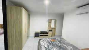 Very budget 1 bedroom for sleep and a lot of space to stay