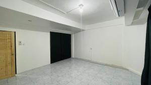 Very budget 1 bedroom for sleep and a lot of space to stay