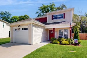 Gateway to Fort Campbell! Home with Furnished Deck