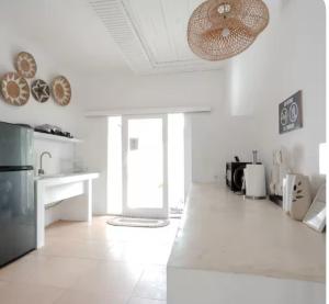 Tropical 6BR Villa - Steps from Canggu Beach