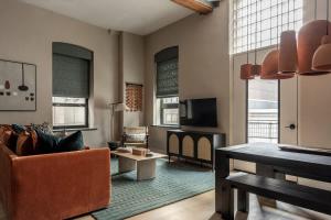 Stylish Artisan Loft w Chic Design - The Potter