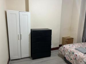 Private Room near Station & City Centre Free Parking Fast WiFi