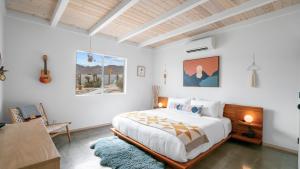 2BR Desert Cabin l Hot Tub l 4 Miles to National Park l 1 Mile to Town