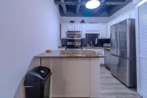 Modern Buckhead with 3BD-2BR Sleeps 6