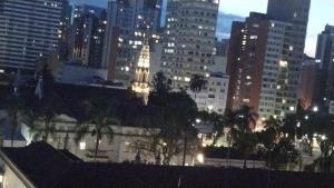 Apto 1Q no centro acomoda até 5 e vaga inclusa