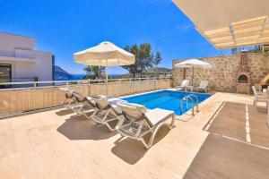 Kalkanda Deniz Manzaralı 6 Kişilik Villa