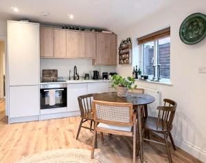 Queens Park Fully Furnished flat with mini Garden near Notting Hill & Little Venice buy NourNest Apartments