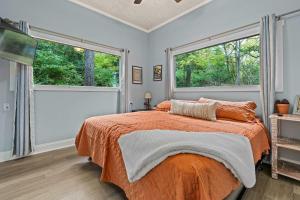 Family Pet-Friendly w River Access Hot Tub Great Views