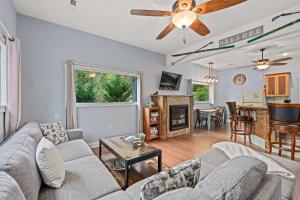 Family Pet-Friendly w River Access Hot Tub Great Views