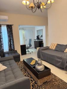 Victorino House en el Cerro de las Rosas con cochera