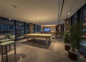 Stylish 1BR with Pool & Gym Access