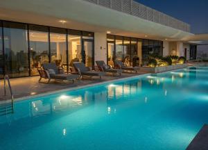 Stylish 1BR with Pool & Gym Access