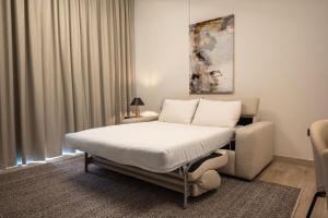 Stylish 1BR with Pool & Gym Access
