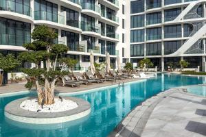 Stylish 1BR with Pool & Gym Access