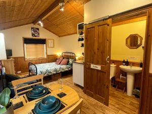 Readers Cabin-Cosy Countryside Studio Cabin