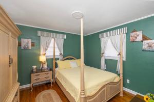 Country Cow Flair with Large TVs, Ample Parking, Nintendo, EV Ready