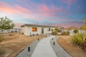 2BR Desert Cabin l Hot Tub l 4 Miles to National Park l 1 Mile to Town