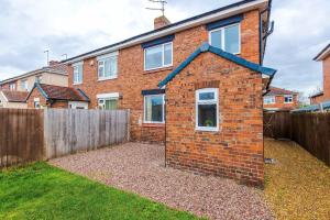 Bright 3BR Home Sleeps 6 City Centre in Crewe