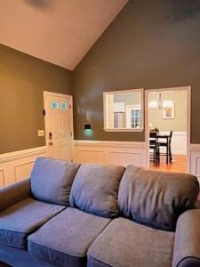 Mins to Parks • Private Fenced Yard • 3BRSleeps 6