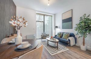 Stylish 2 Bedroom Flat Near City Airport - Pet Friendly, Free WiFi & Free Parking