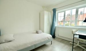 5-bedroom, 3-bathroom,9-bed house with garden