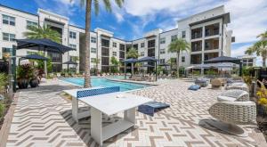 Landing Chic 1BD Clubhouse Courtyard